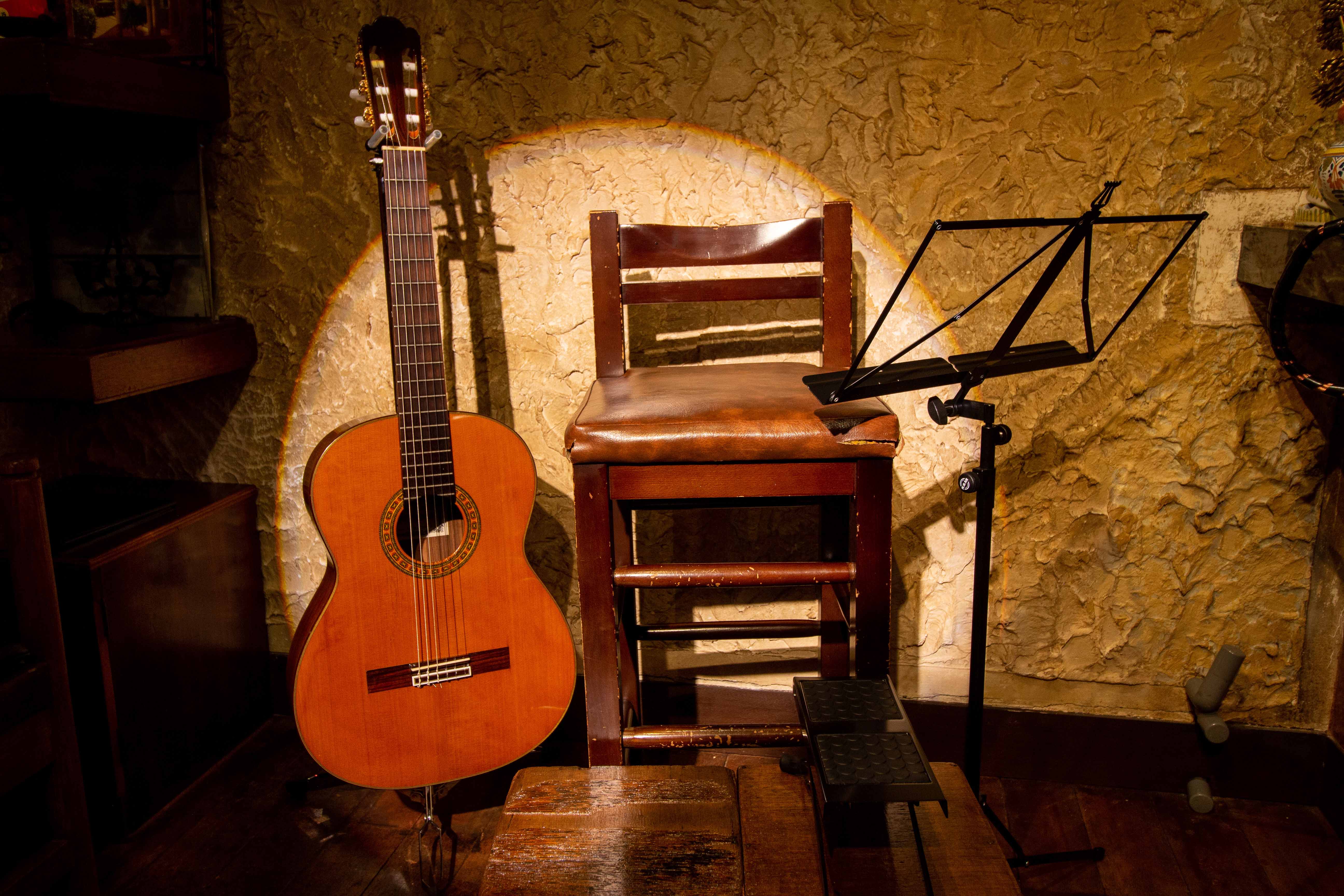 貸出し備品、ギター、足台、譜面台